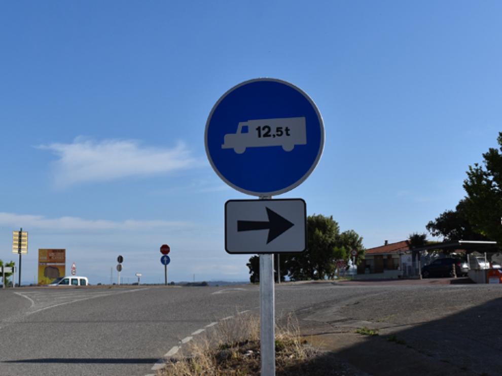 Nueva señalización prohibiendo vehículos pesados en la zona urbana de Monzón
