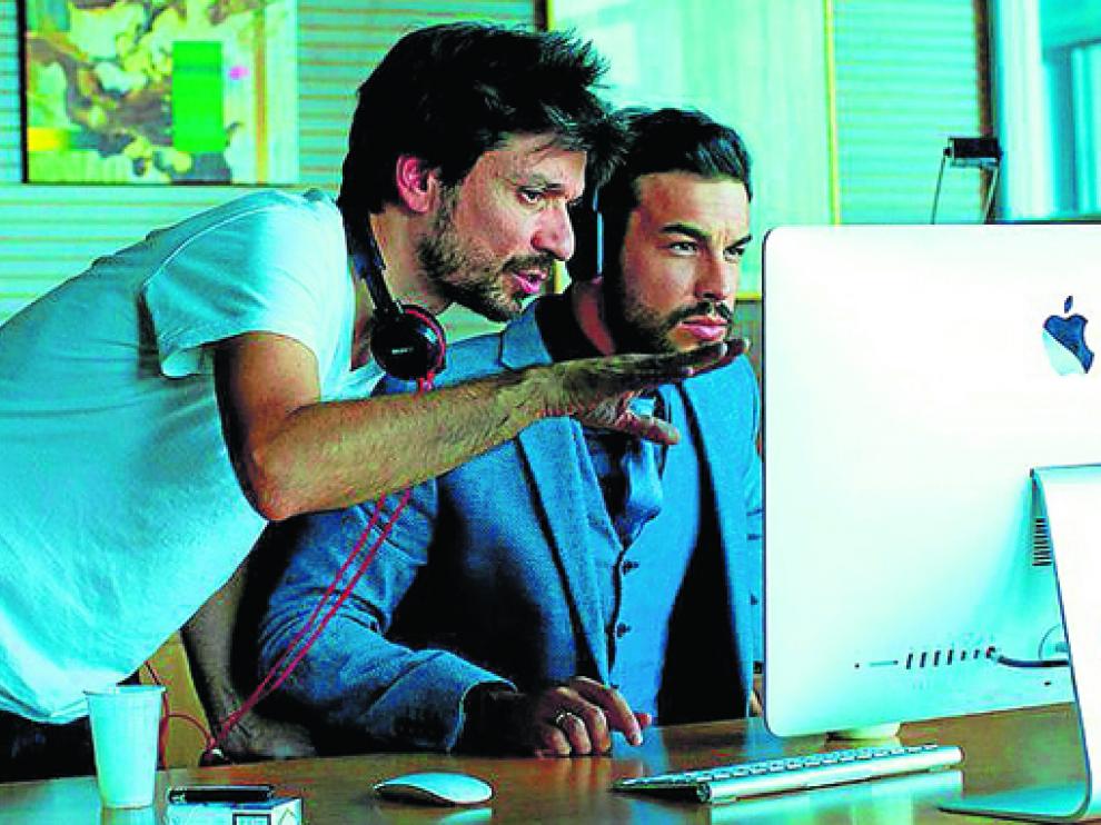 Oriol Paulo y Mario Casas, en un rodaje.
