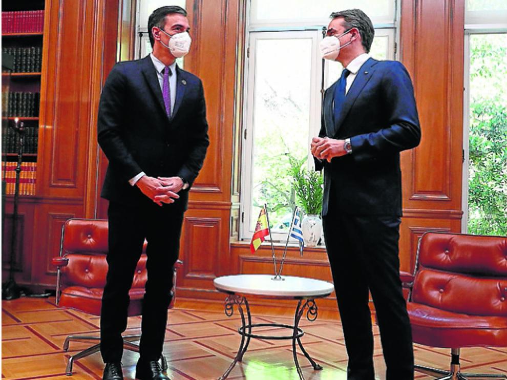 Pedro Sánchez conversa con su homólogo griego, Kyriakos Mitsotakis.