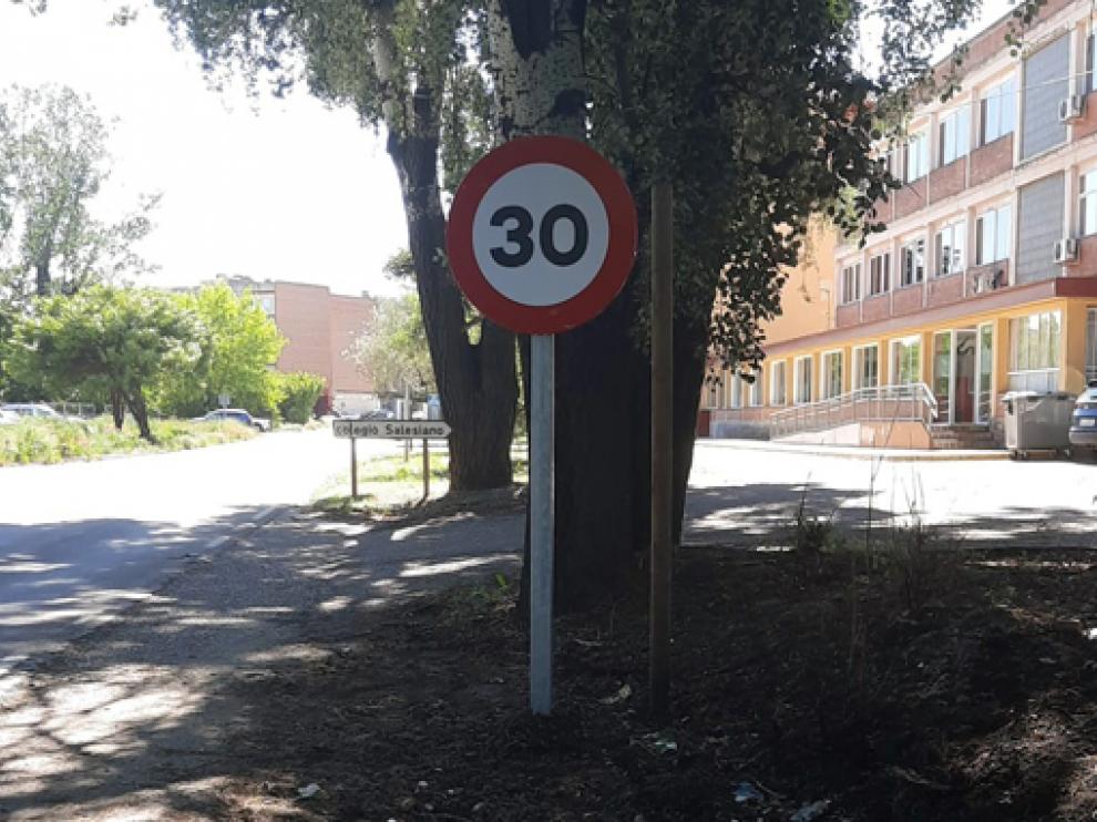 Señal en el acceso al Colegio Salesianos de Monzón
