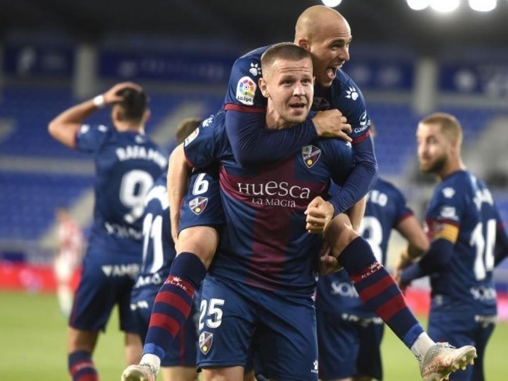 Celebración del Huesca del gol de Sandro Ramírez