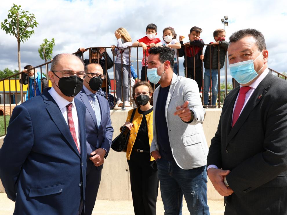 Javier Lambán en su visita al colegio de educación infantil y primaria "Odón de Buen" de Zuera.