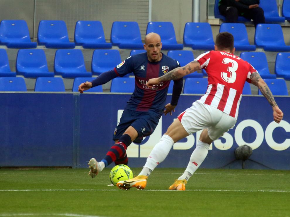 Sandro controla el balón ante Núñez en el Huesca-Athletic.