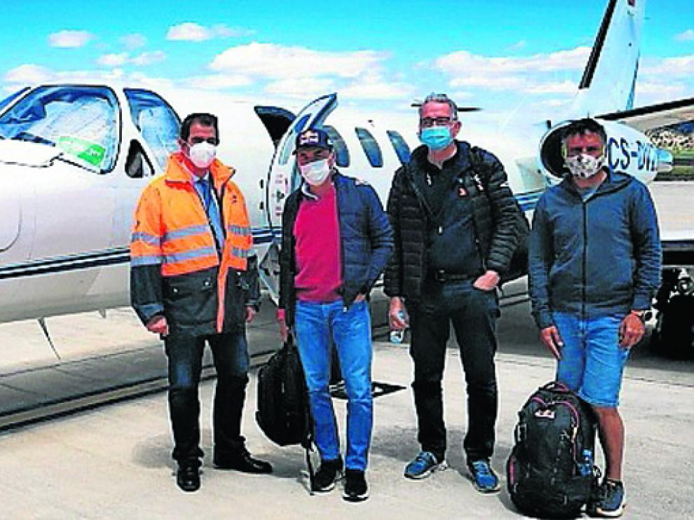 Viajeros del primer vuelo con pasajeros del Aeropuerto de Teruel.