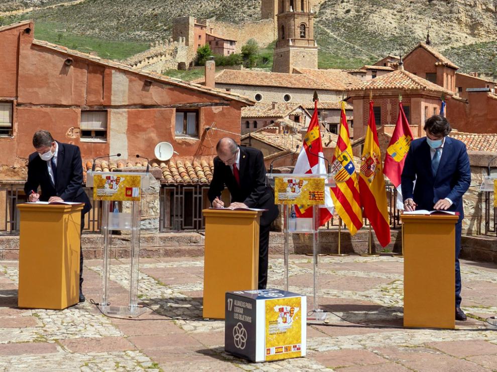 De izquierda a derecha, los presidentes de Castilla-La Mancha, Emiliano García-Page; Aragón, Javier Lambán, y de Castilla y León, Alfonso Fernández Mañueco.