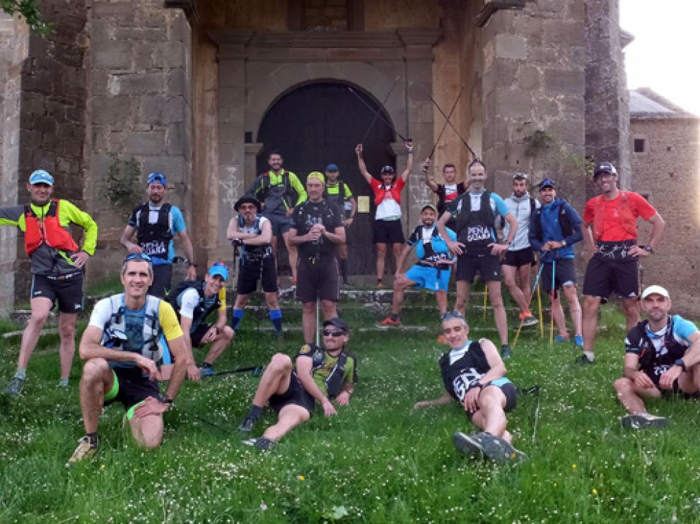 Los montañeros, en el monasterio de San Úrbez.