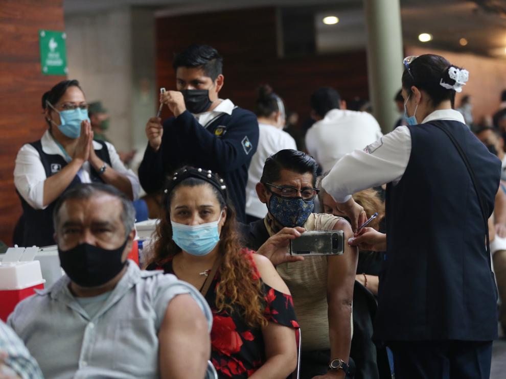 Vacunación masiva contra el coronavirus ayer en la Ciudad de México.