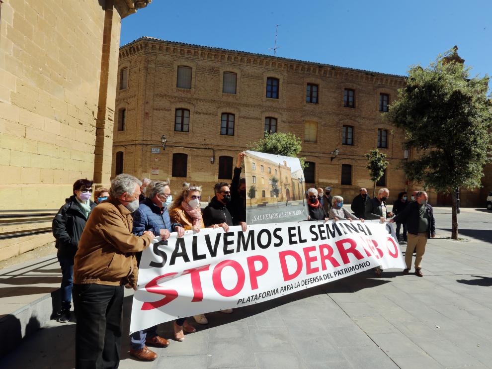 Miembros de la plataforma tras la pancarta.