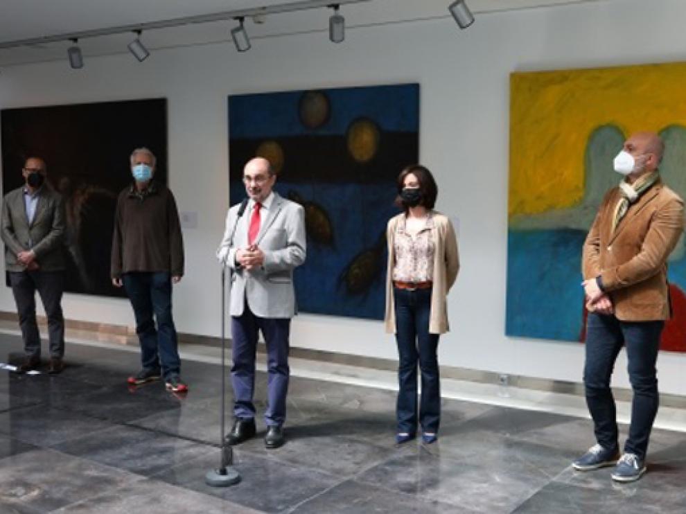 Javier Lambán visita la exposición de Víctor Mira en el Centro de Arte y Exposiciones de Ejea