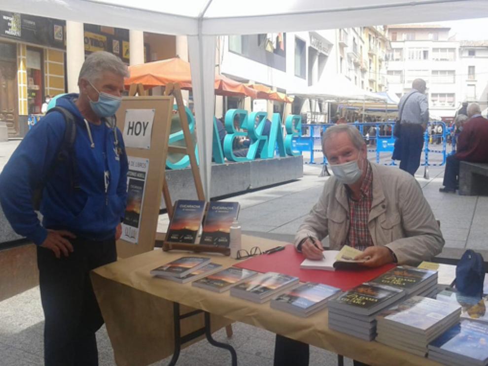 José Antonio Adell firmando ejemplares en Barbastro