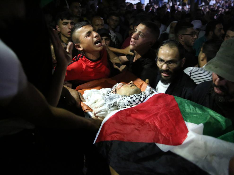 Los palestinos trasladan un cadáver, en medio del dolor.