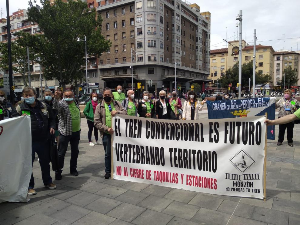 Miembros de la plataforma Aragón No Pierdas Tu Tren, en la estación Zaragoza-Goya