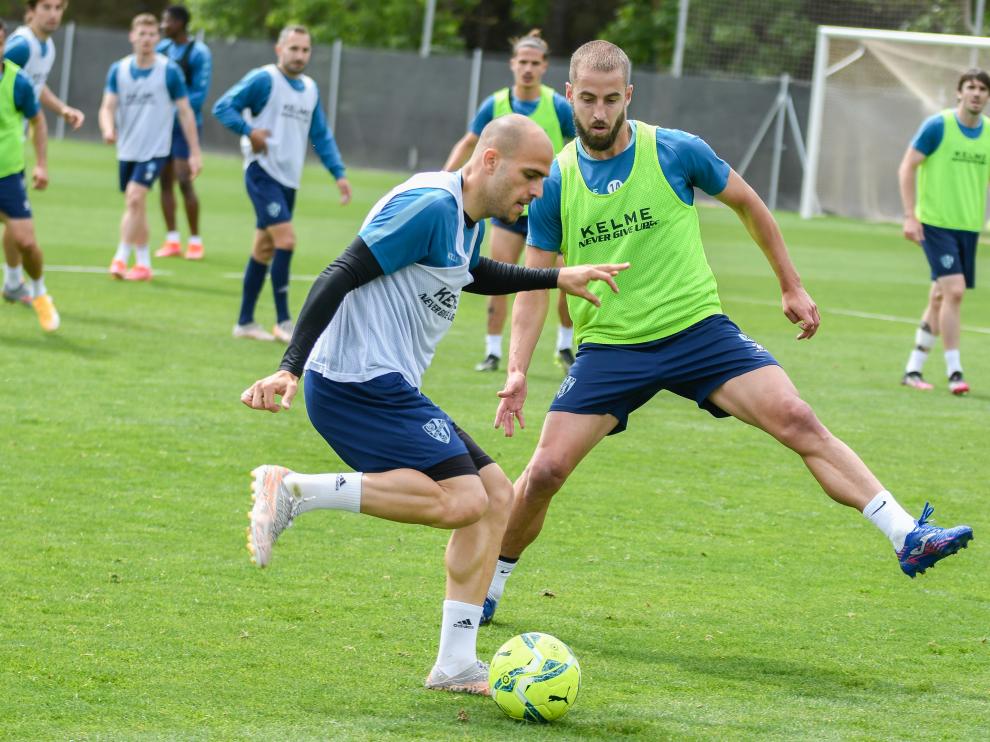 Sandro controla el balón ante Pulido en el entrenamiento de este sábado.