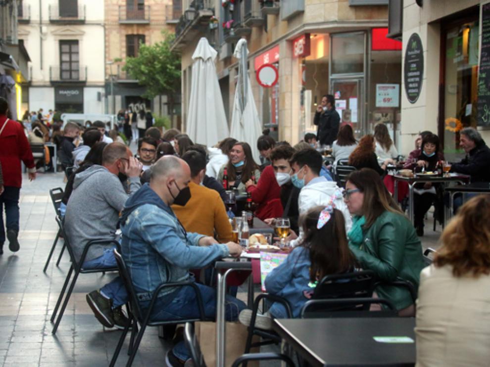 Una concurrida terraza, ayer tarde en la calle Padre Huesca.
