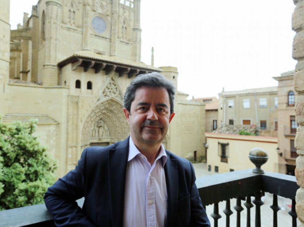 Luis Felipe, alcalde de Huesca, en el balcón del ayuntamiento