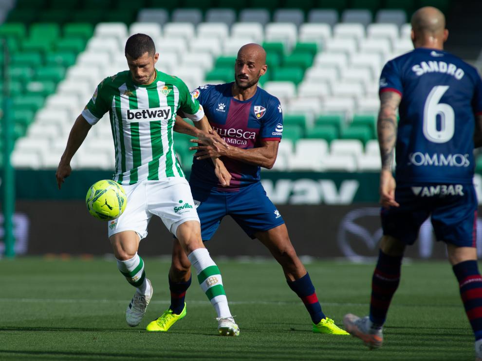 Guido, entre Mikel Rico y Sandro Ramírez en el Betis-Huesca