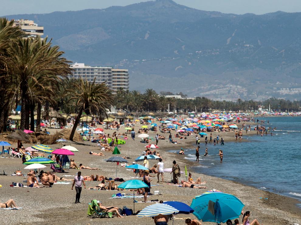 Numerosas personas disfrutan de la playa en Carihuela de Torremolinos, Andalucía, en el día de ayer.