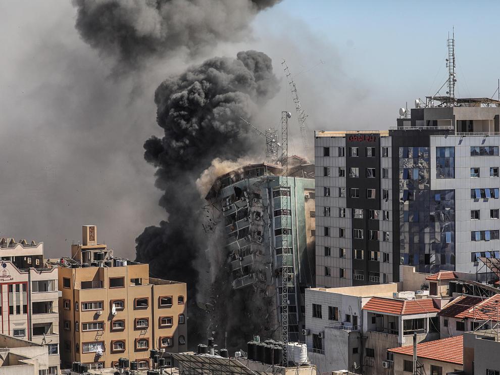 Torre de 14 plantas en Gaza, sede de varios medios de comunicación, que Israel derribó ayer.