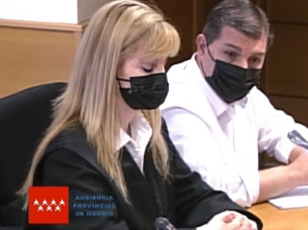 César Román acompañado por su abogada durante el juicio.