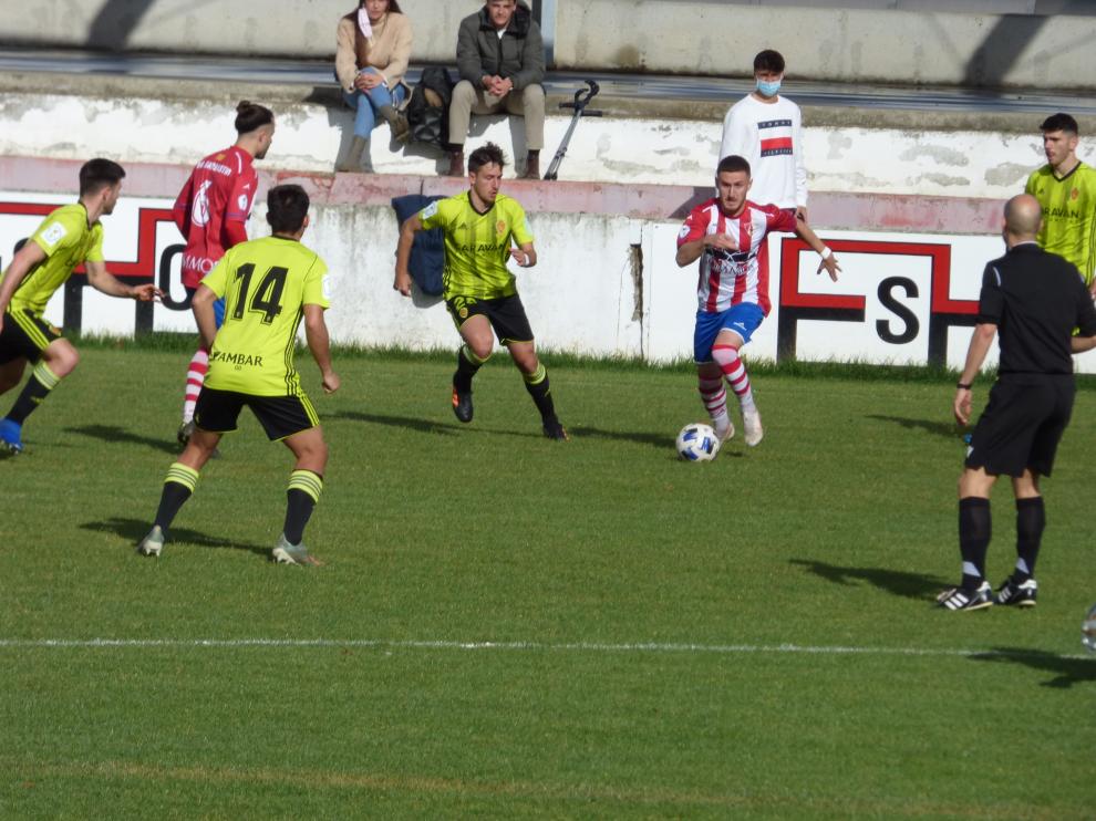Imagen de archivo del partido de esta temporada que enfrentó al Barbastro contra el RZD Aragón.