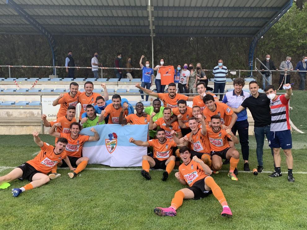 Los jugadores del Binéfar celebran en Belchite su pase a la penúltima ronda del play off de ascenso.