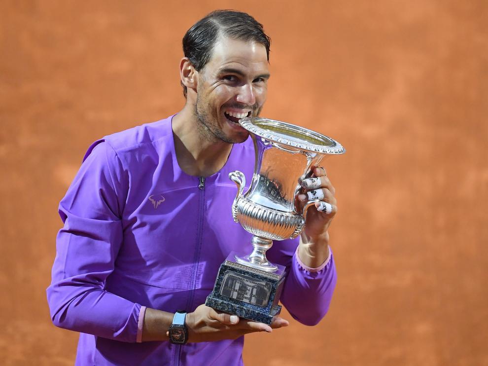 Rafa Nadal muerde la copa conseguida en Roma.
