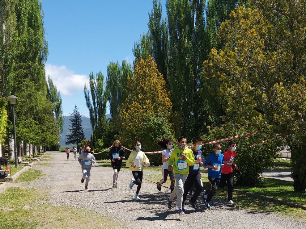 Alumnos del colegio Santa Ana, durante la carrera.
