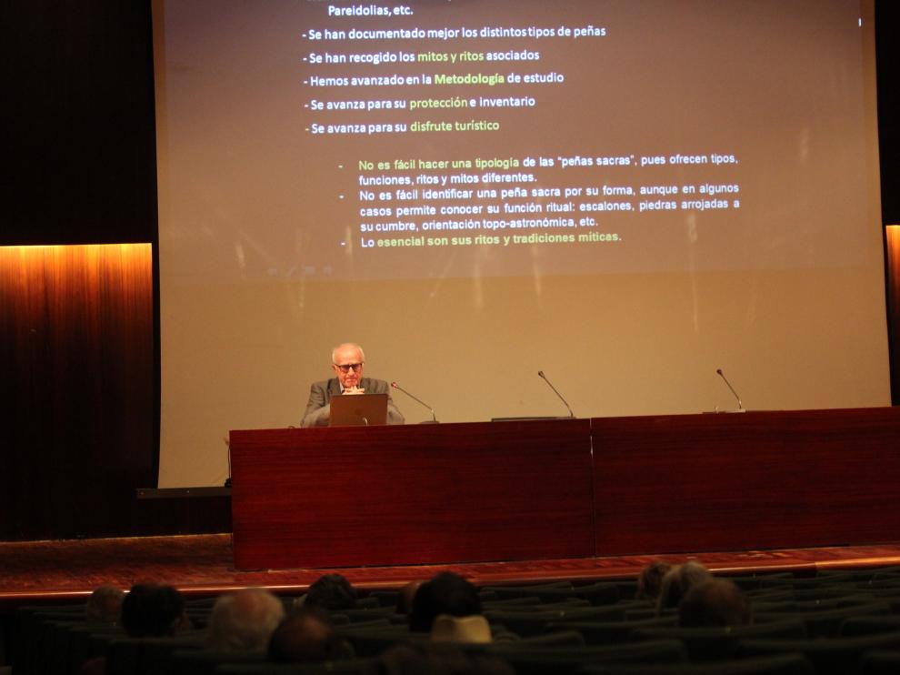 Un momento de la charla impartida este martes por el historiador en Huesca.