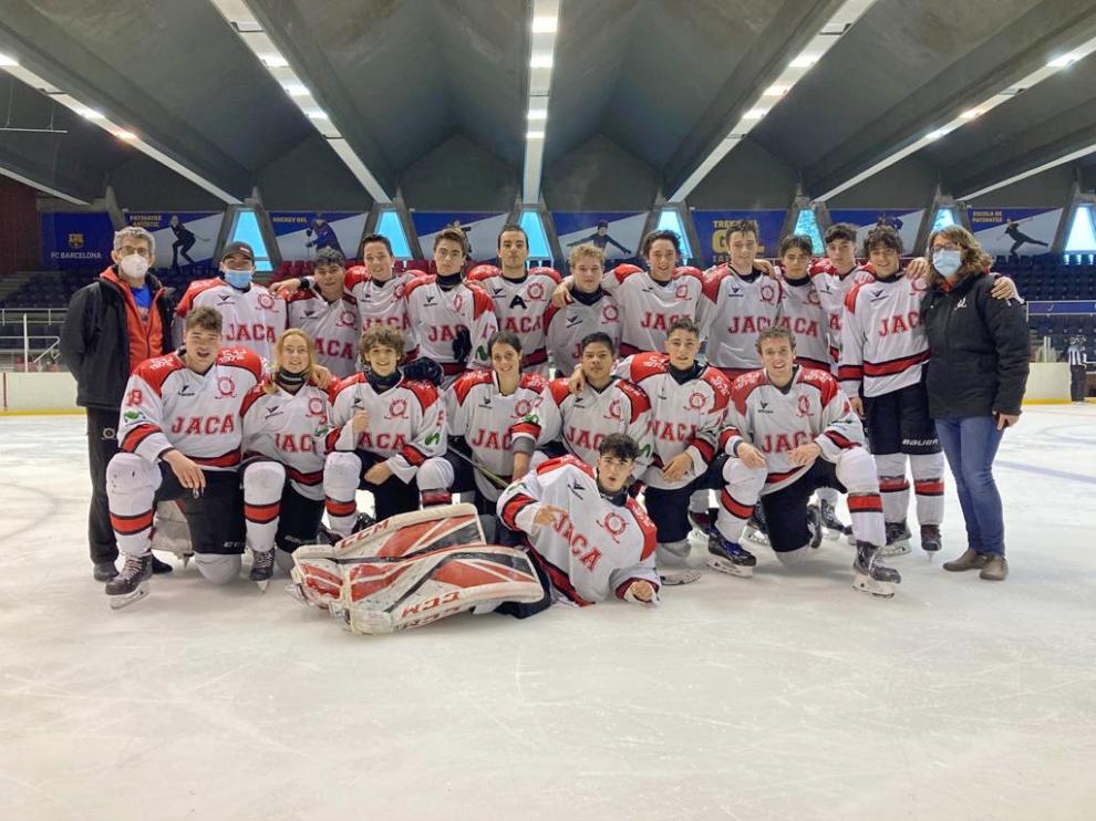 El equipo Sub 18 del Club Hielo Jaca, en la pista de hielo de Barcelona, al término del último partido de semifinales.