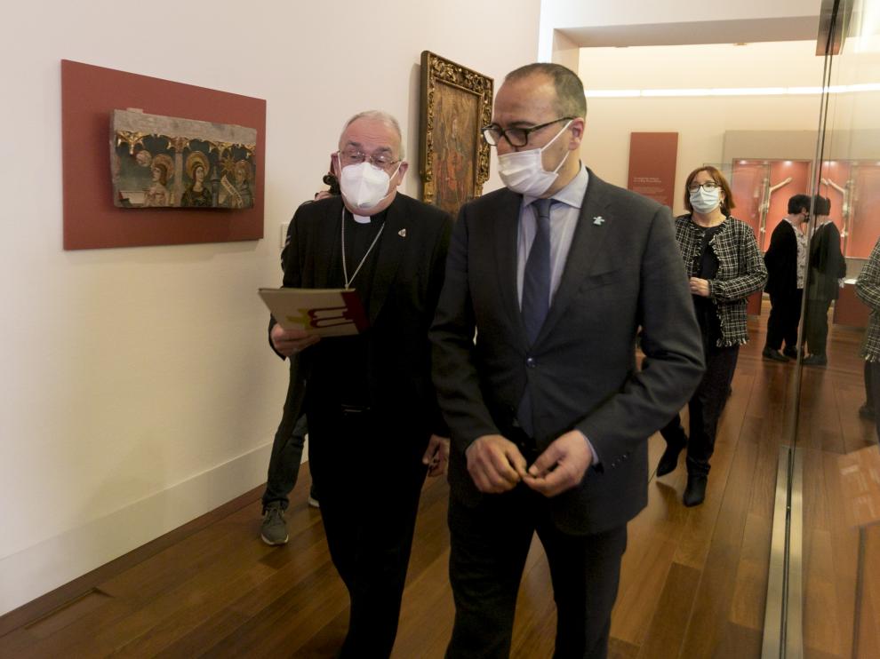 El obispo Pérez y el consejero Faci, en febrero, antes de la llegada de la primera entrega de los bienes.