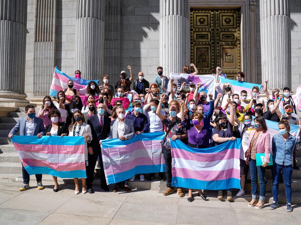 Varias personas han acudido con banderas trans a las puertas del Congreso
