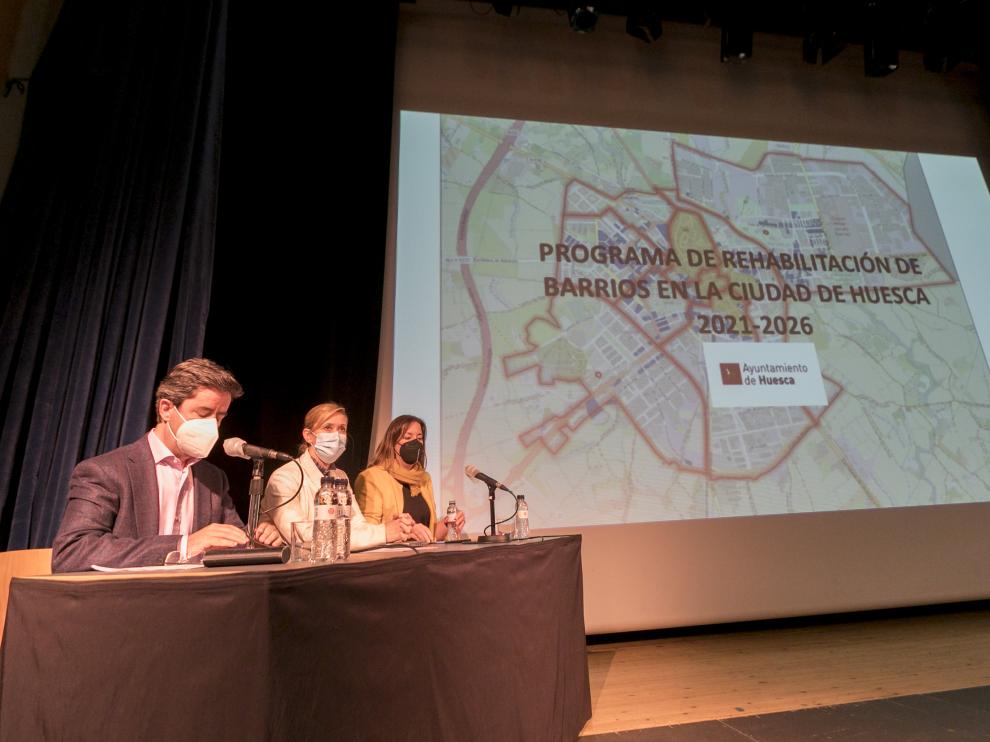 Luis Felipe, alcalde de Huesca, junto a Cristina de la Hera y María Rodrigo