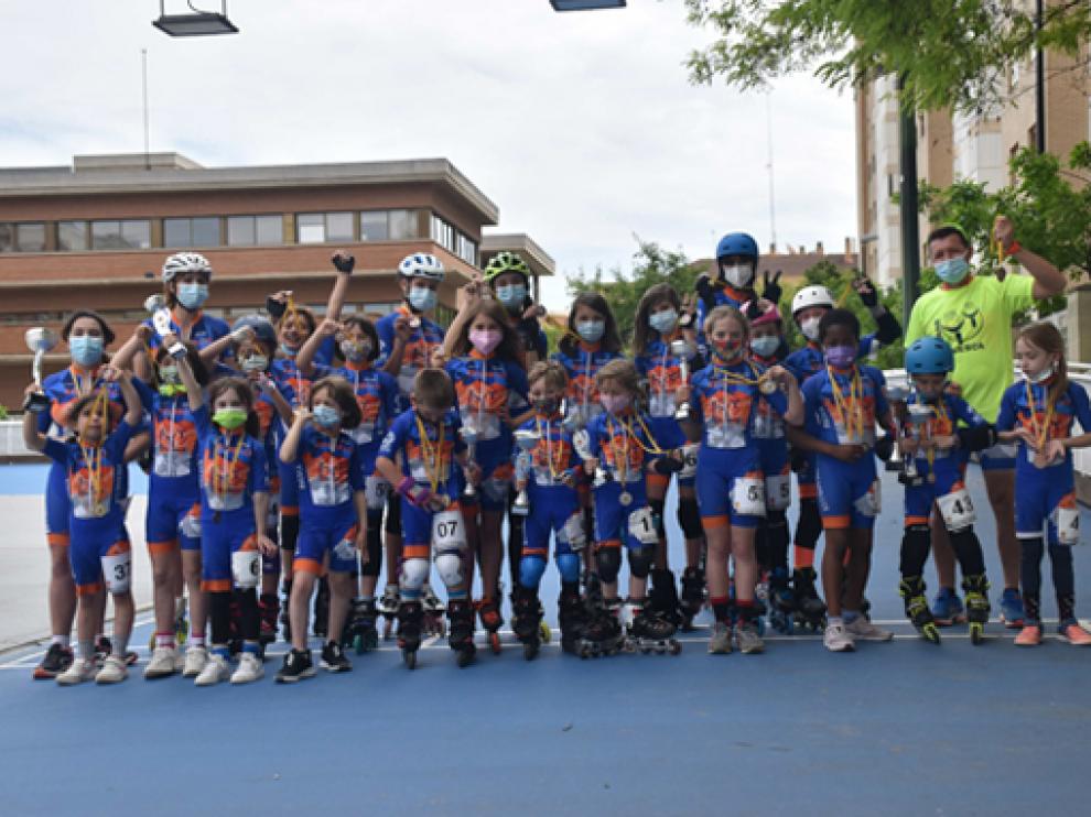 El numeroso grupo de patinadores de Osca Roller en Zaragoza.