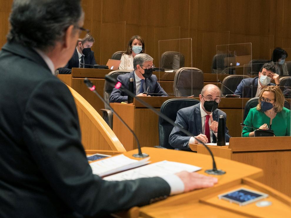 Beamonte se dirige a Lambán durante su intervención.