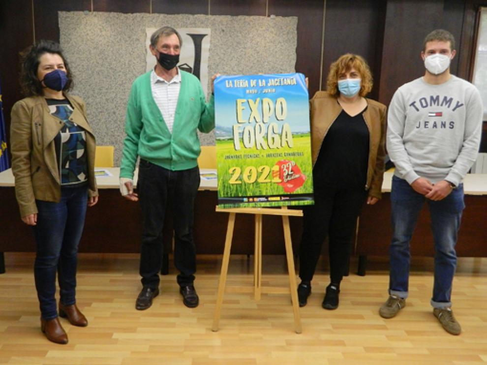 María Brun, Joaquín Giménez, Montse Castán y Daniel Lacasa, junto al cartel de Expoforga, en la sede comarcal de Jaca.