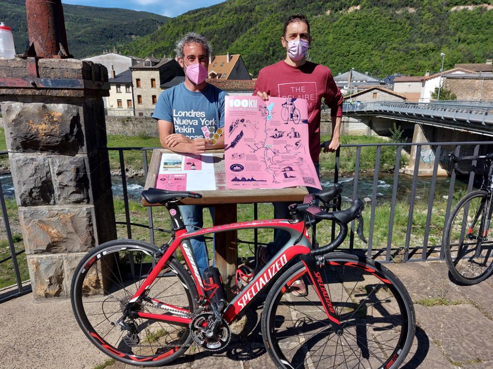Javier Etura y Alberto Aragón muestran el cartel de la Ruta “Los 100 Km. de Biescas”.