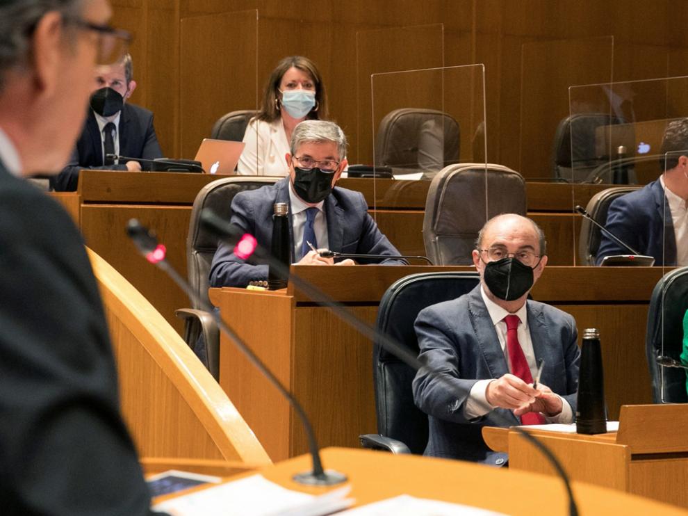 Javier Lambán (d) escucha al presidente del PP aragonés, Luis María Beamonte (i), durante el Pleno de las Cortes