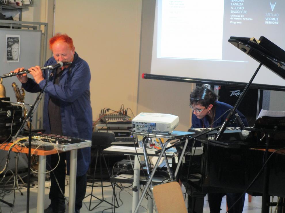 Justo Bagüeste y Sandra Lanuza, actuando en el ArtLab de Huesca.
