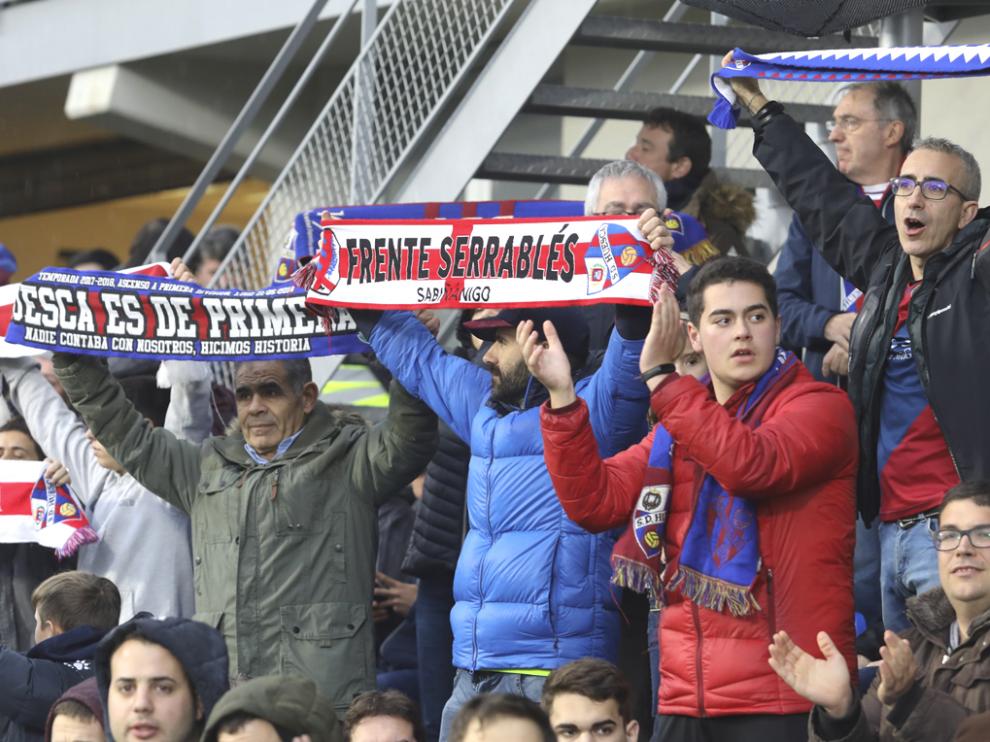 La afición del Huesca, volcada con el equipo.