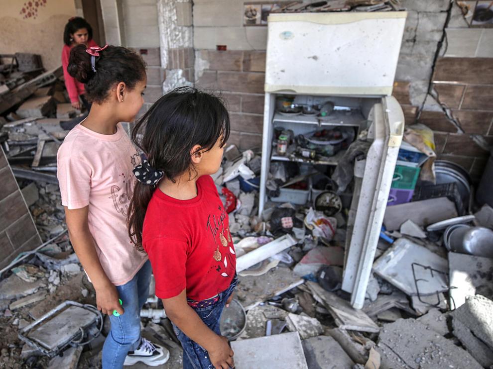 Dos niñas contemplan su casa destruida en la ciudad de Beit Hanun en la Franja de Gaza.