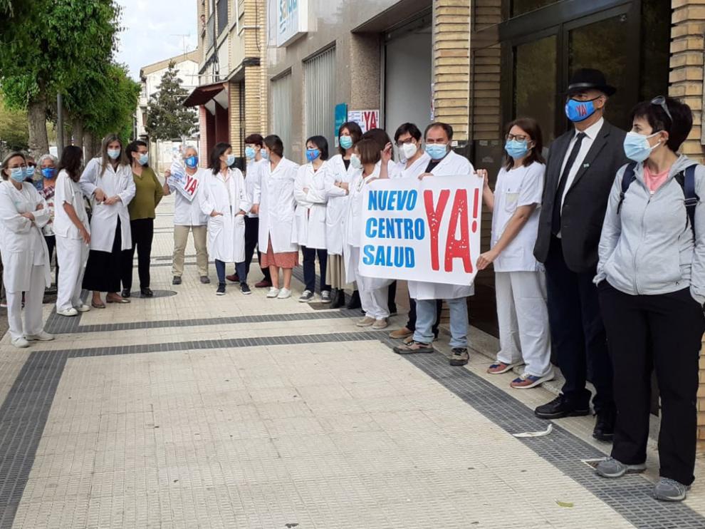 Profesionales sanitarios y vecinos, en la concentración de ayer por el nuevo centro de salud.