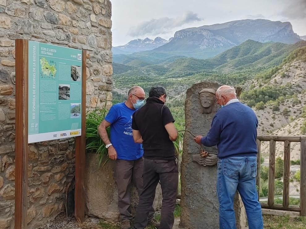 Cambio de verdugo en el monumento al navatero en Puyarruego.