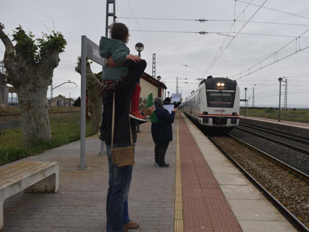 Concentración en la estación de tren de Sariñena