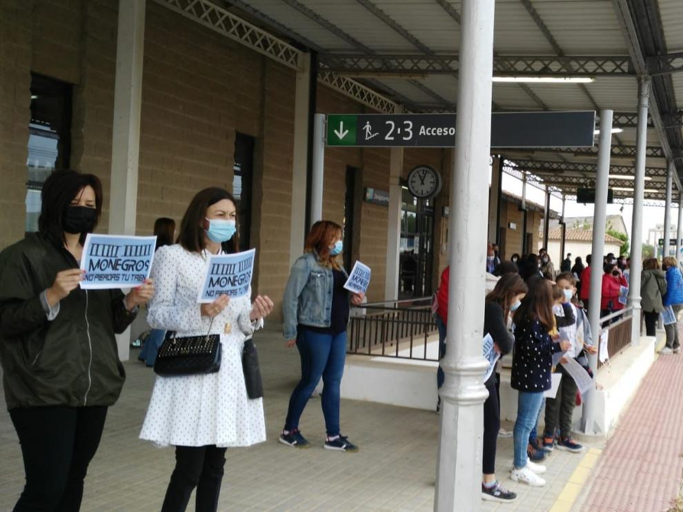Participantes en la concentración en la estación de Grañén este domingo.
