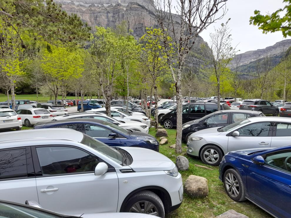 Vehículos en el parquin de la pradera de Ordesa, que ayer colgó el cartel de completo.