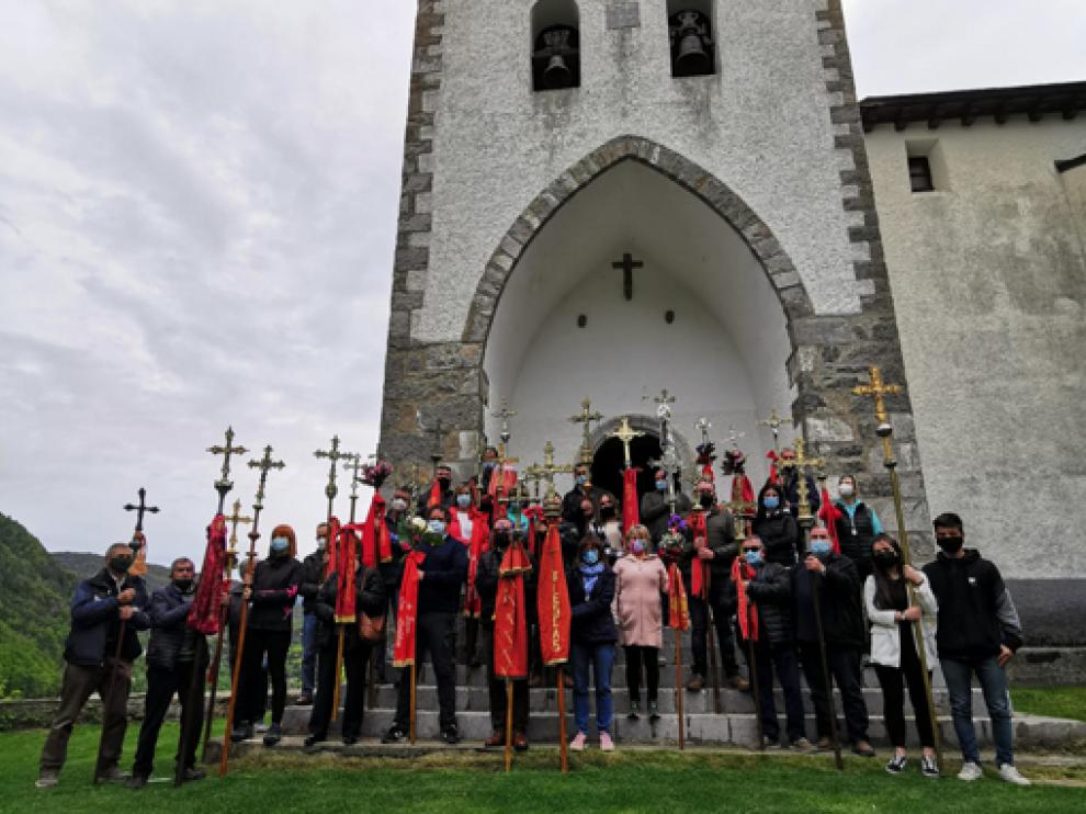 Foto de familia de los representantes que acudieron con las cruces hasta la ermita.