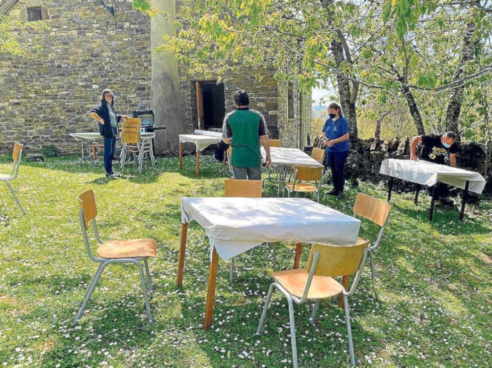 Montaje de un espacio en el centro de Isín para una actividad gastronómica.