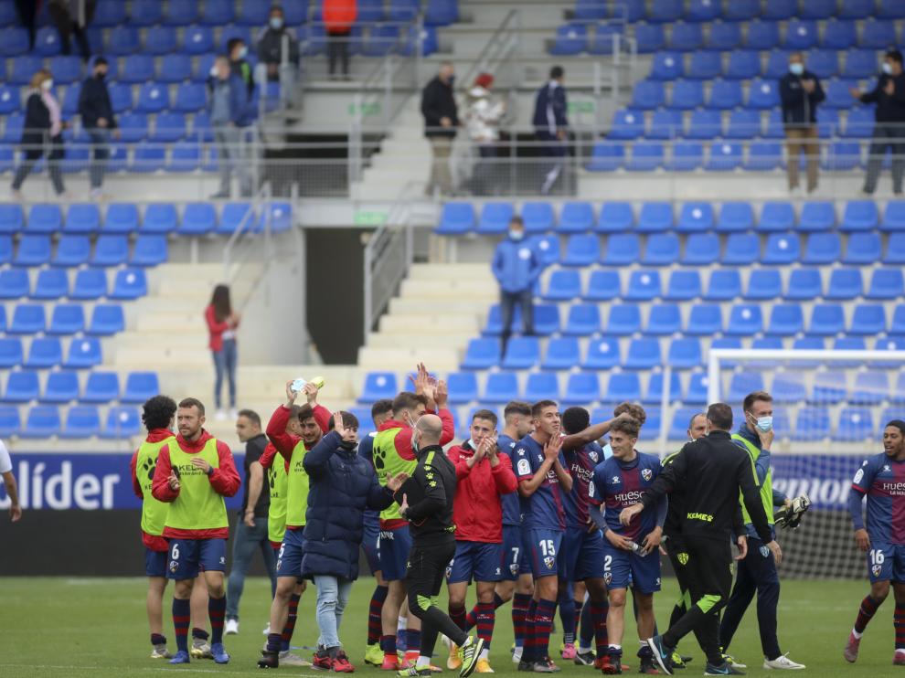 Los jugadores del Huesca B aplauden a la afición tras derrotar al Binéfar.
