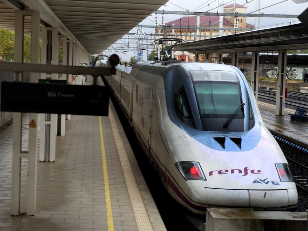 Tren AVE en la estación intermodal de Huesca.