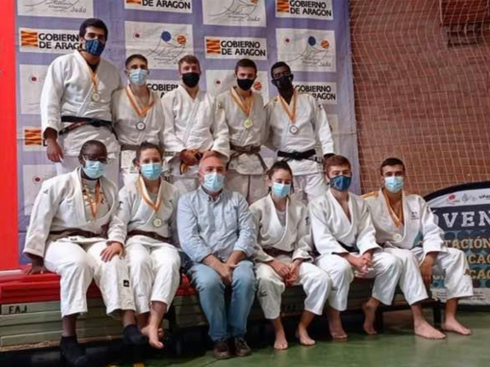 Componentes del Judo Binéfar en el Autonómico Junior